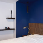 Eole Concept - Tête de lit en noyer appuyée sur mur bleu intense - notre univers